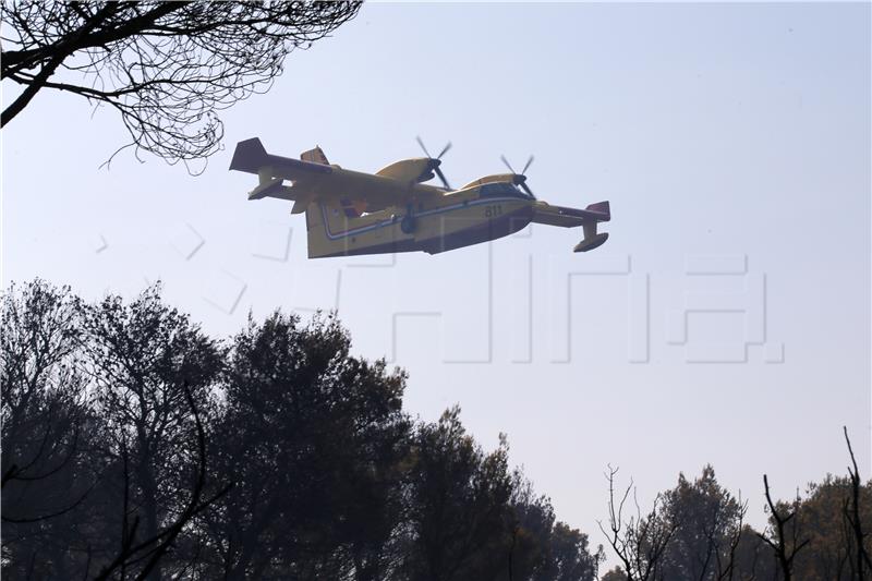 Požar prijeti naselju Slatine na Čiovu