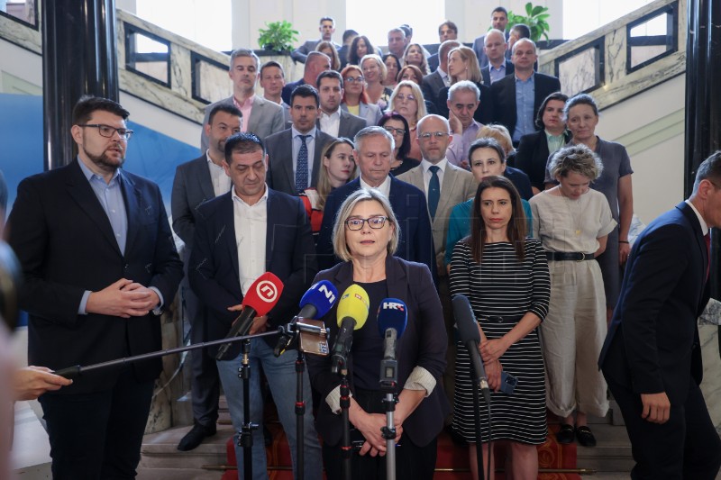 Današnji dan bit će sramnim slovima upisan u povijest HDZ-a!