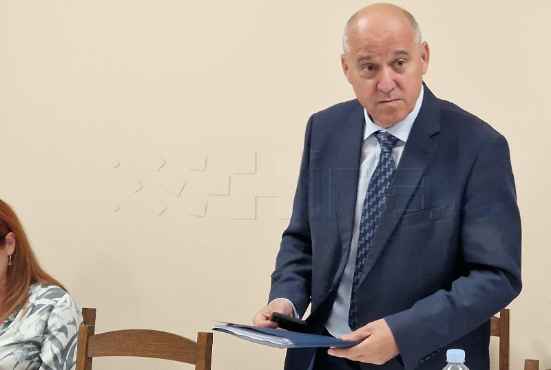 Bačić: Kontejnerska naselja bit će prazna do kraja kolovoza