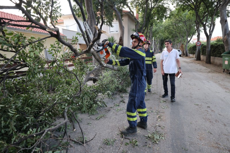 Vatrogasci saniraju poplave i požar