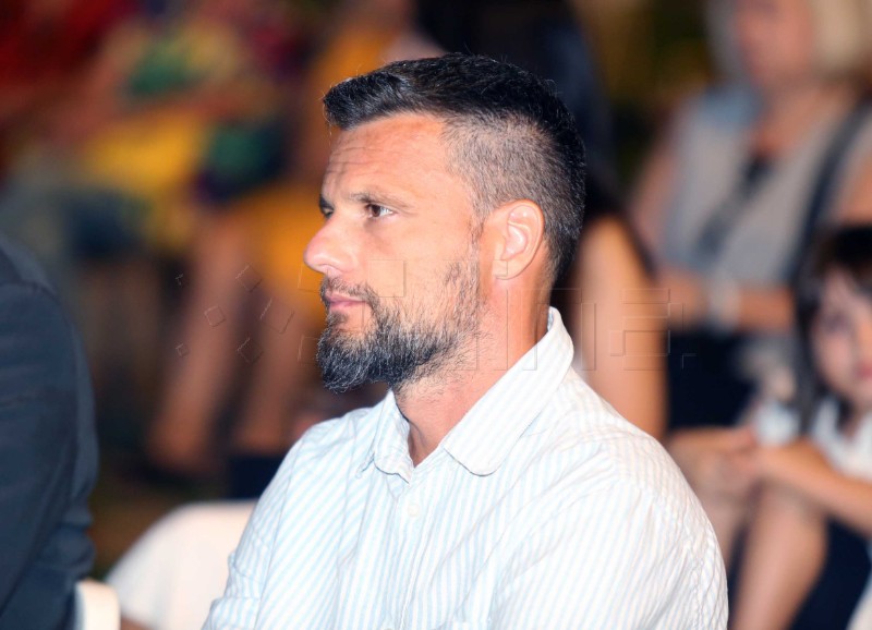 Predstavljena "Tvornica Hrvata" Nebojše Lujanovića