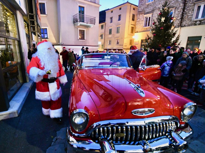 Rijeka: Upaljena blagdanska rasvjeta, otvoren Poštanski ured Djeda Mraza