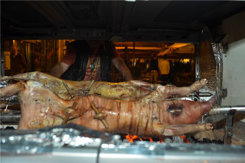 Pumpanje cijena uoči Božića - odojak 12 eura